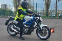 Slecna-na-motorce-motoskola-LEON